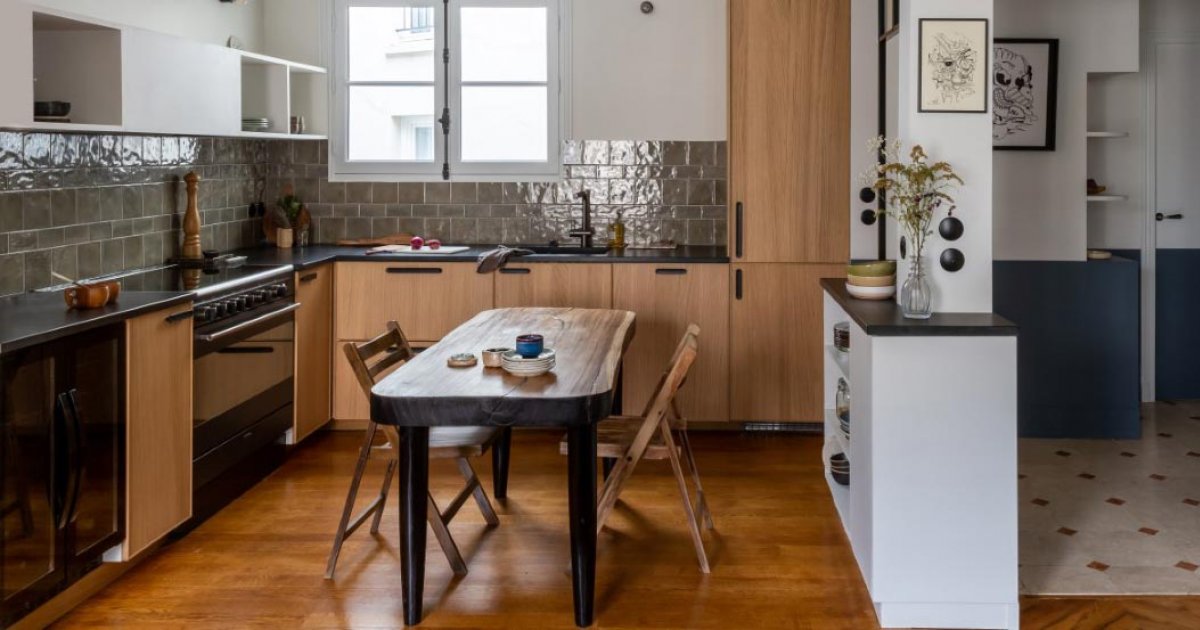 Cuisine ouverte avec crédence carrelée et ouverture mur porteur