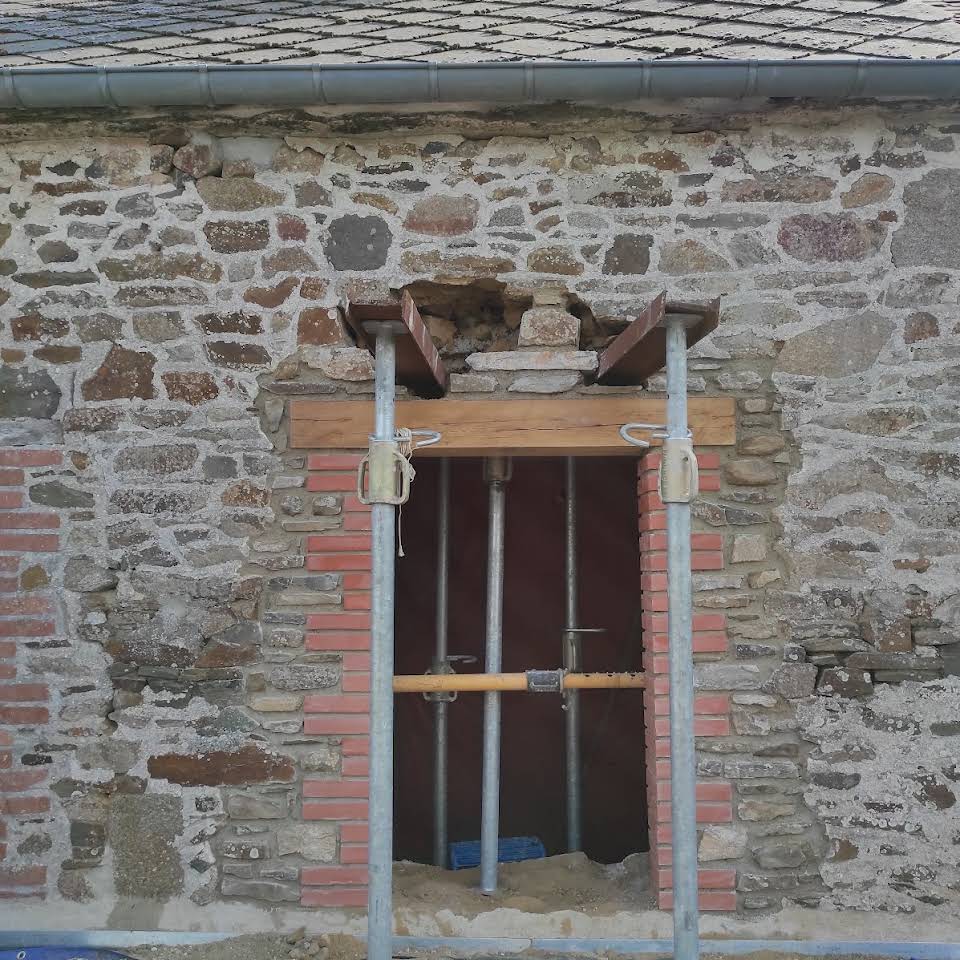 Construction de mur porteur en briques par maçon professionnel