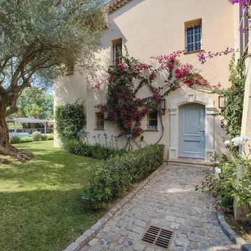 Maison avec façade méditerranéenne et jardin paysager